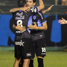 Una de las jugadas de anoche, en el Tahuichi, donde Bolívar venció por la mínima diferencia a Blooming.