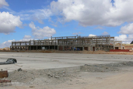 ALCANTAR. Vista del rea de parqueo de aeronaves y la terminal de pasajeros que estn en plena construccin a cargo de CONVISA y empresas subcontratistas.