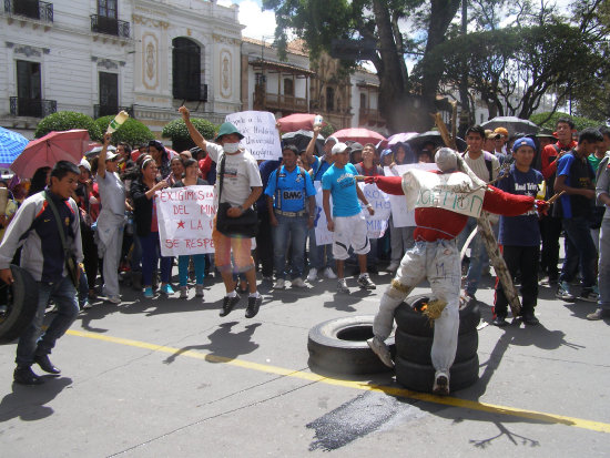 MOVILIZACIN. Los estudiantes salieron a protestar en las calles.