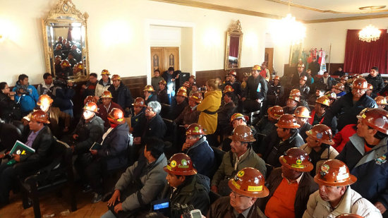 CONFLICTO. Los cooperativistas mineros rompieron el dilogo, ayer por la maana, tras ocho horas de lgido debate con los ministros en la Gobernacin de Oruro.