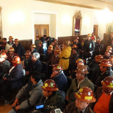 CONFLICTO. Los cooperativistas mineros rompieron el dilogo, ayer por la maana, tras ocho horas de lgido debate con los ministros en la Gobernacin de Oruro.