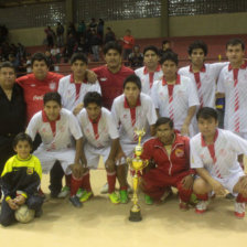 El equipo grfico de Sucre posa junto con el trofeo de campen.