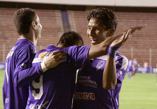 El festejo de los goles del partido entre Sport Boys (arriba) y The Strongest anoche, en el estadio Hernando Siles.