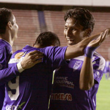 El festejo de los goles del partido entre Sport Boys (arriba) y The Strongest anoche, en el estadio Hernando Siles.