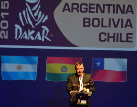 El director de la ASO, Etienne Lavigne (i), present el recorrido del Dakar en Bolivia; al lado, el mapa del rally 2015.