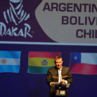 El director de la ASO, Etienne Lavigne (i), present el recorrido del Dakar en Bolivia; al lado, el mapa del rally 2015.