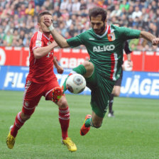 Un pasaje del partido jugado ayer entre el Augsburgo y el Bayern.