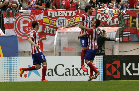 Ral Garca (i) festeja con su compaero el gol del triunfo de Atltico.