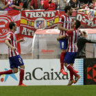 Ral Garca (i) festeja con su compaero el gol del triunfo de Atltico.