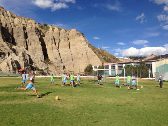 El cuadro estudiantil se entren ayer en la cancha de Litoral de La Paz.