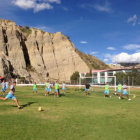 El cuadro estudiantil se entren ayer en la cancha de Litoral de La Paz.