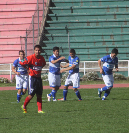 Rubn Estigarribia (c) es felicitado por sus compaeros, luego de anotar el segundo gol de Stormers.