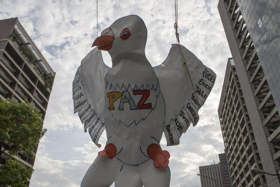 DEMANDA. Una paloma de la paz en un campamento de opositores frente a la ONU, ayer en Caracas.