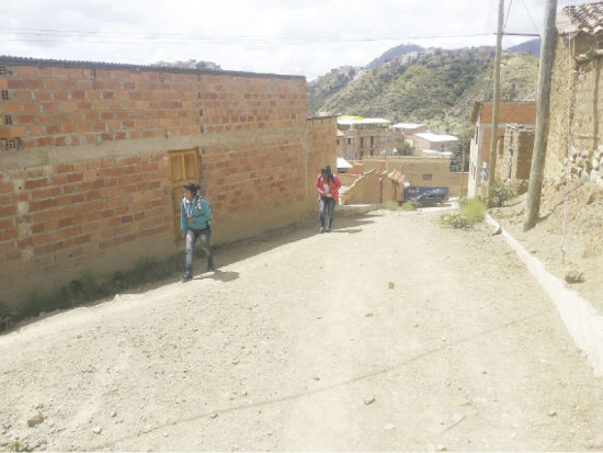 TIERRA. La mayora de las calles del barrio Villa Santa Rosa no estn pavimentadas, por lo tanto, los vecinos se tienen que dar modos para caminar, especialmente en temporada de lluvia.