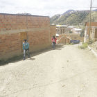 TIERRA. La mayora de las calles del barrio Villa Santa Rosa no estn pavimentadas, por lo tanto, los vecinos se tienen que dar modos para caminar, especialmente en temporada de lluvia.