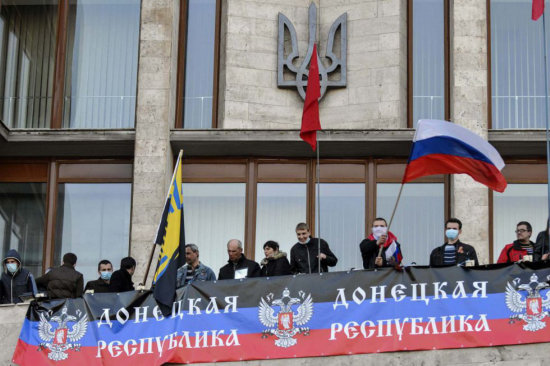 MOVILIZACIN. Activistas prorrusos enarbolan banderas rusas en el edificio del Gobierno regional en Donetsk.