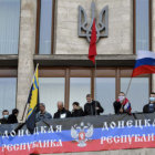 MOVILIZACIN. Activistas prorrusos enarbolan banderas rusas en el edificio del Gobierno regional en Donetsk.