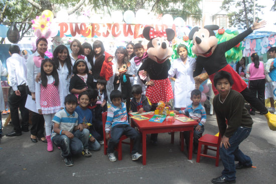 INTERACCIN. Decenas de nios acudieron a la feria organizada por Medicina.