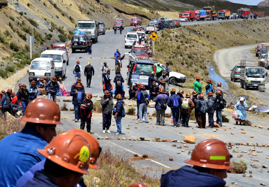 CONFLICTO. Los cooperativistas mineros sostuvieron un bloqueo nacional de carreteras la pasada semana.