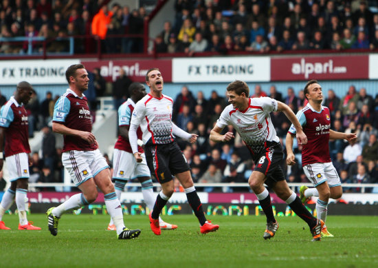 Steven Gerrard (2d) anot dos goles para el triunfo del Liverpool.