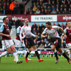 Steven Gerrard (2d) anot dos goles para el triunfo del Liverpool.