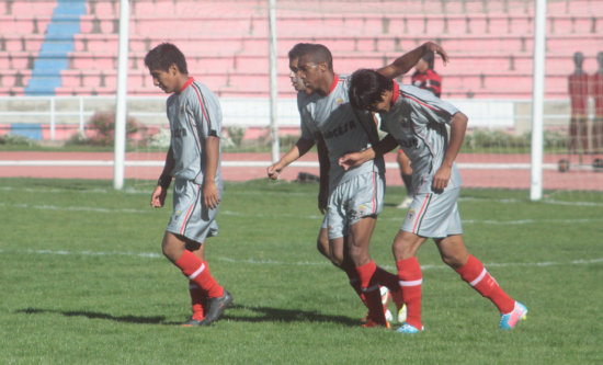 Los jugadores de Fancesa festejan el primer gol del partido frente a Flamengo, convertido por el colombiano Vctor Snchez (2d).