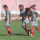 Los jugadores de Fancesa festejan el primer gol del partido frente a Flamengo, convertido por el colombiano Vctor Snchez (2d).