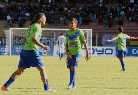 Una de las celebraciones del cuadro santo, protagonizadas por el paraguayo Carlos Neumann (i) y el brasieo Marcelo Gomes.