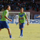 Una de las celebraciones del cuadro santo, protagonizadas por el paraguayo Carlos Neumann (i) y el brasieo Marcelo Gomes.