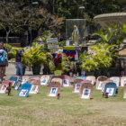 DENUNCIA. Unas lpidas hechas de cartn con fotografas de los fallecidos en las protestas venezolanas son vistas en la Plaza Altamira de Caracas, ayer.