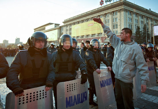 INESTABILIDAD. Un manifestante prorruso grita consignas en la regin de Jrkov, Ucrania.