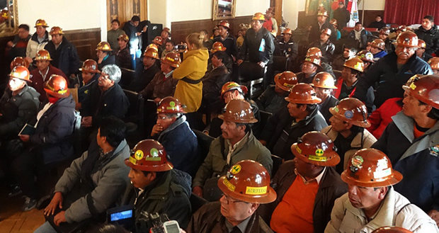 Expectativa. Los cooperativistas mineros no alcanzaron soluciones tras reunirse con ministros.