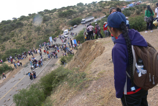 PROTESTA. La tarde de ayer, ms de 100 estudiantes participaban del bloqueo de la carretera Sucre - Potos en el sector de Yotalilla