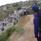 PROTESTA. La tarde de ayer, ms de 100 estudiantes participaban del bloqueo de la carretera Sucre - Potos en el sector de Yotalilla