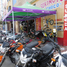 INFRACCIN. Tiendas y talleres en la avenida Germn Busch colocan motos en aceras y calzadas.