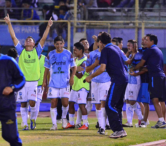 El festejo de los jugadores auroristas luego de uno de los goles del triunfo.