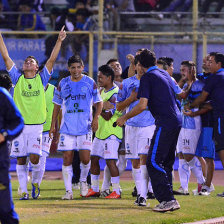 El festejo de los jugadores auroristas luego de uno de los goles del triunfo.