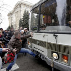 TENSIN. Manifestantes prorrusos golpean un autobs de las fuerzas especiales en la ciudad de Kharkiv, Ucrania