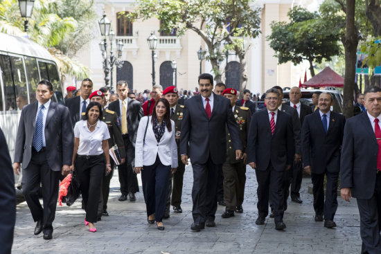 DILOGO. El presidente de Venezuela, Nicols Maduro (c), acompaado de su esposa Cilia Flores (c-i) y su canciller Elas Jaua (c-d).