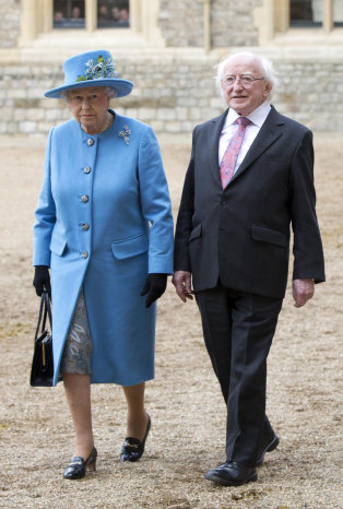 VIAJE. Higgins recibido por Isabel II.