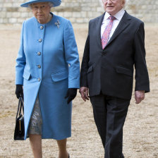 VIAJE. Higgins recibido por Isabel II.