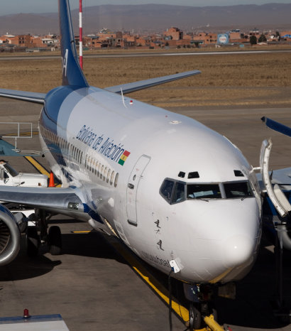 SERVICIO. Una nave de la aerolnea estatal Boliviana de Aviacin (BoA).