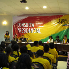 FORO. Los precandidatos del Frente Amplio, durante el debate en Sucre.