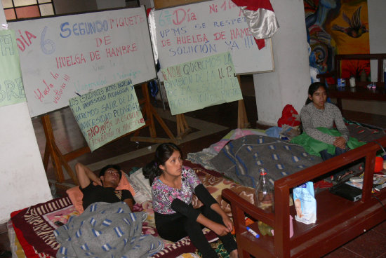 PROTESTA. Estudiantes y docentes estn en huelga de hambre.