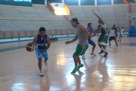 Carlos Romero (i) domina el baln en el entrenamiento de ayer.