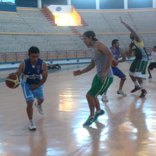 Carlos Romero (i) domina el baln en el entrenamiento de ayer.