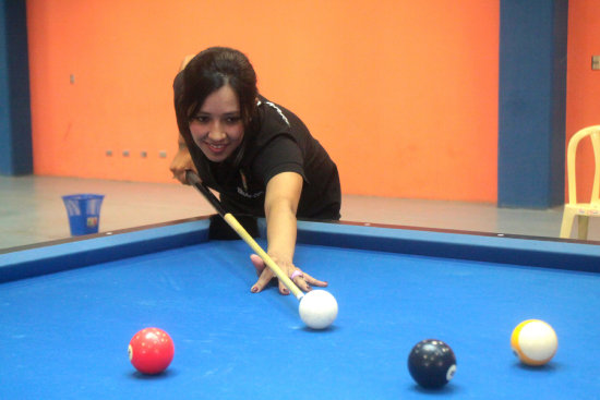 La cochabambina Nataly Camacho logr el ttulo en Pool Bola 8.