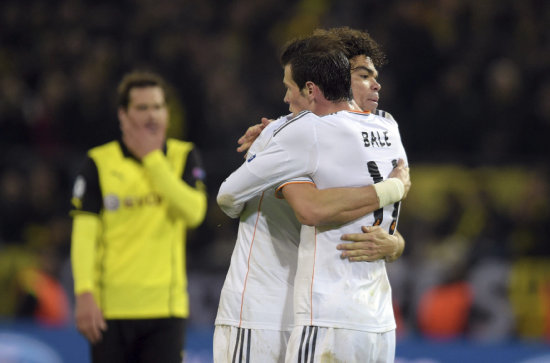 Garteh Bale (d) y Pepe celebran la clasificacin del Real Madrid.