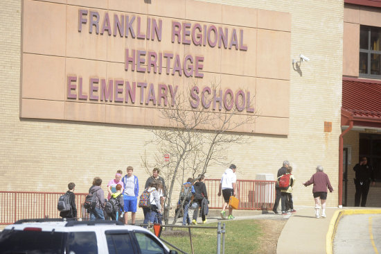 VIOLENCIA. Vista de la fachada principal de la escuela secundaria de Franklin en Murrysville, Pennsylvania, donde ocurri el ataque.