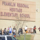 VIOLENCIA. Vista de la fachada principal de la escuela secundaria de Franklin en Murrysville, Pennsylvania, donde ocurri el ataque.